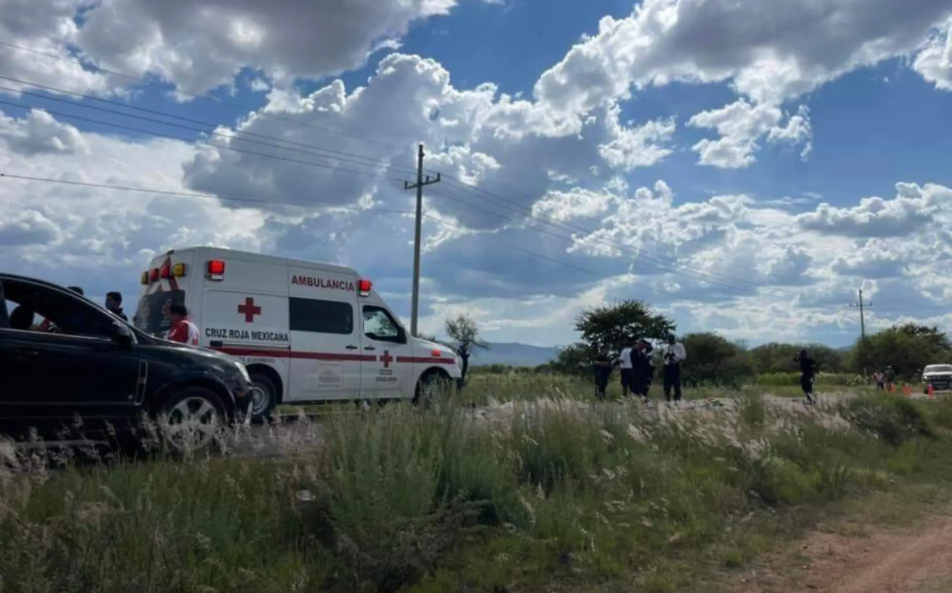 Ambulancia de la Cruz Roja atiende accidente carretero